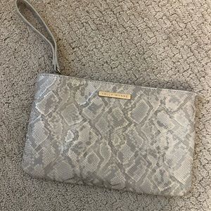 Kelly Wynne Risky Biz Wristlet/Crossbody in grey/gold Bread Wynner snakeskin